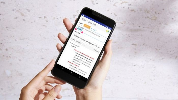 Một người đang sử dụng Bộ dịch VIKI trên máy tính bảng để dịch một đoạn văn bản tiếng Anh
