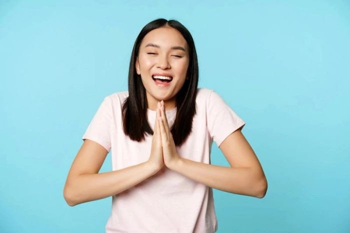 Một người đang suy nghĩ về một chiếc iPad, thể hiện mong ước có được vật dụng này, minh họa cho cấu trúc If Only hiện tại.