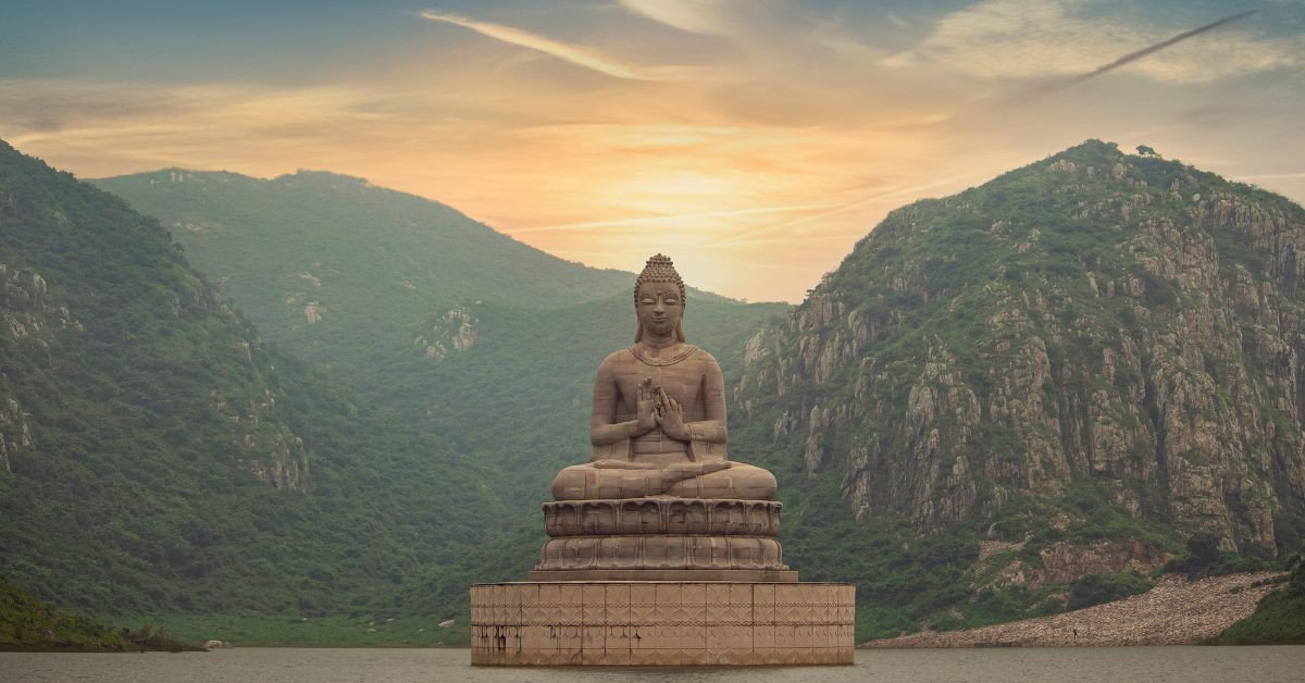 Một người đang thiền định trong tư thế hoa sen, tượng trưng cho sự bình yên và chánh niệm trong Phật giáo.