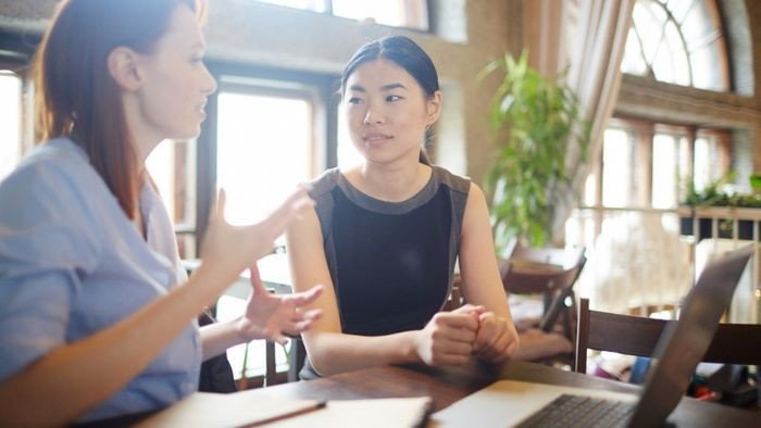 Một người phụ nữ trẻ đang cau mày suy nghĩ, tránh những lỗi phổ biến