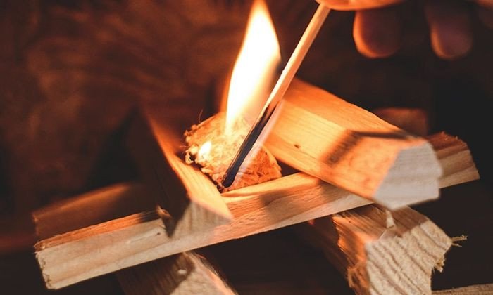 Ngọn lửa đang bùng cháy, đối lập với hành động 'put out' là dập tắt.