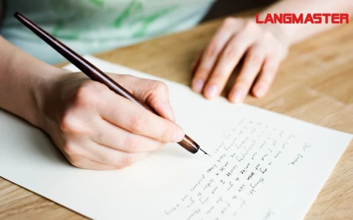Người đàn ông đang viết thư trên một tờ giấy trắng, thể hiện sự cẩn trọng trong việc trình bày các ý chính của bức thư