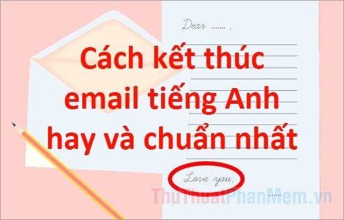 Người đang soạn thảo và kết thúc email tiếng Anh chuyên nghiệp trên máy tính xách tay