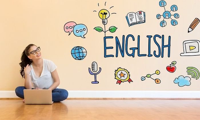 Người đang tập trung học tiếng Anh trên máy tính xách tay với tai nghe, minh họa cách tiếp cận đa dạng để nâng cao kỹ năng ngôn ngữ