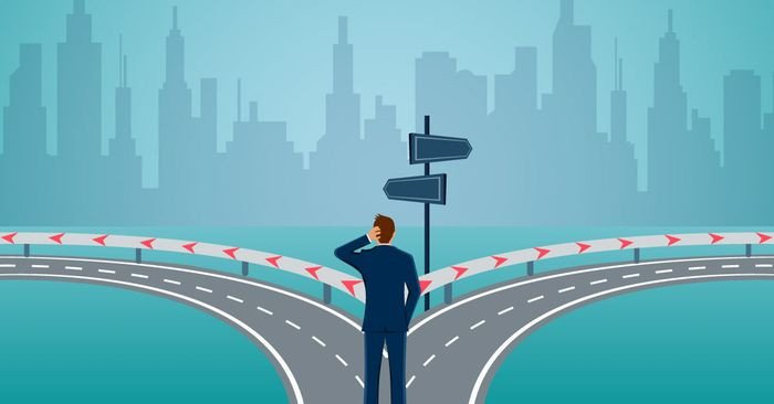 Người diễn giả phát biểu trước đám đông, minh họa phrasal verb call upon
