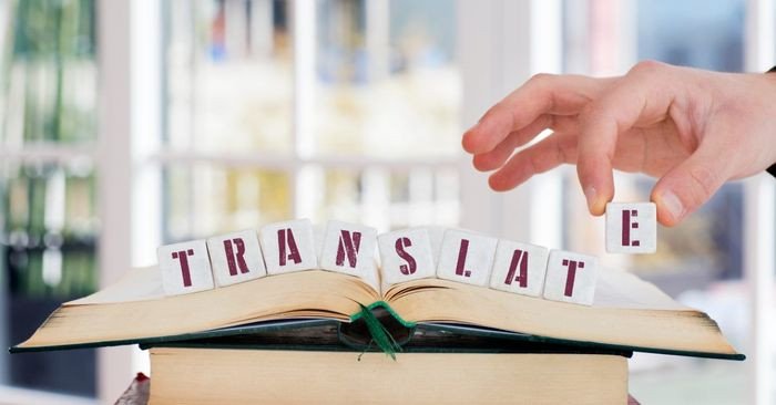 Người dùng đang sử dụng ứng dụng dịch tự động tiếng Anh trên điện thoại thông minh