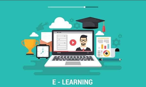 Người dùng tương tác với internet trên máy tính bảng và điện thoại, thể hiện vai trò của mạng internet trong học tập trực tuyến.