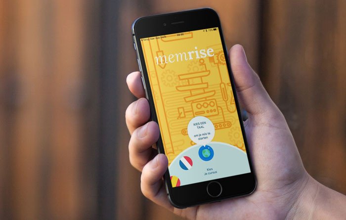 Người dùng tương tác với ứng dụng Memrise để học từ vựng tiếng Anh