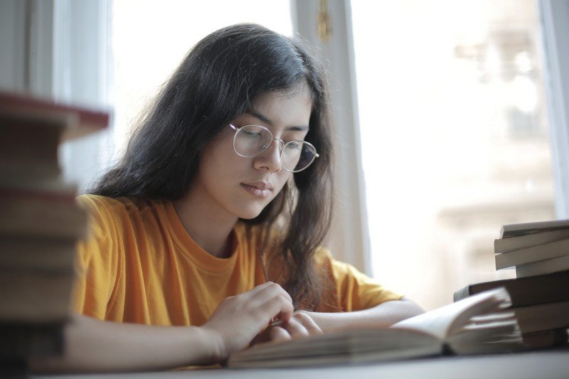 Người học đang cân nhắc nên thi VSTEP, IELTS, TOEIC hay TOEFL để quy đổi VSTEP sang IELTS và phục vụ mục tiêu học tập, công việc