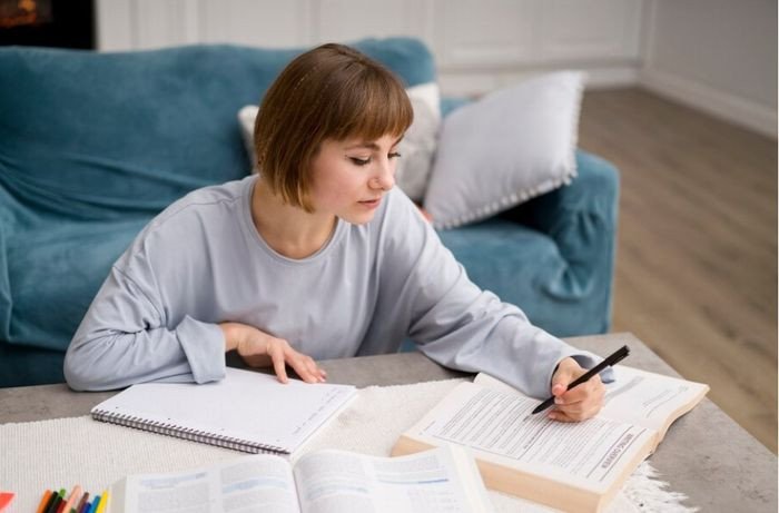 Người học tiếng Anh đang ghi chú để nắm vững collocation với Take
