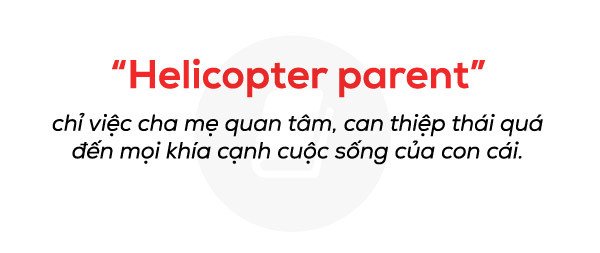 Người mẹ đang giám sát con học bài, tượng trưng cho kiểu cha mẹ "trực thăng" (helicopter parent) trong tiếng Anh