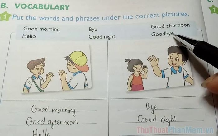 Người phụ nữ đang sử dụng điện thoại với ứng dụng học tiếng Anh, thể hiện sự tiện lợi của các ứng dụng giải bài tập tiếng Anh