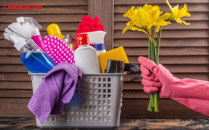 Người phụ nữ tận hưởng không gian thanh bình dưới hàng cây hoa anh đào nở rộ trong tiết trời mùa xuân