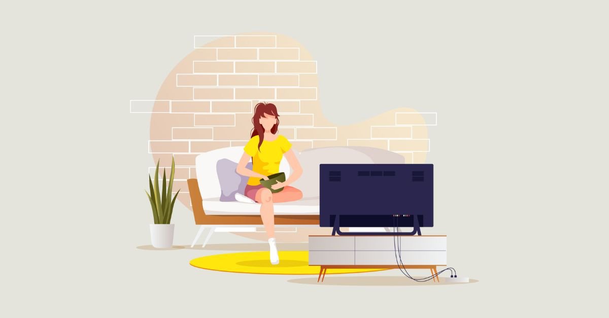 Người phụ nữ trẻ thư giãn trên sofa xem TV, minh họa việc giải trí với truyền hình