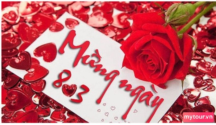 Người phụ nữ vui vẻ nhận hoa trong Ngày Quốc tế Phụ nữ, biểu tượng của sự tri ân dành cho mẹ