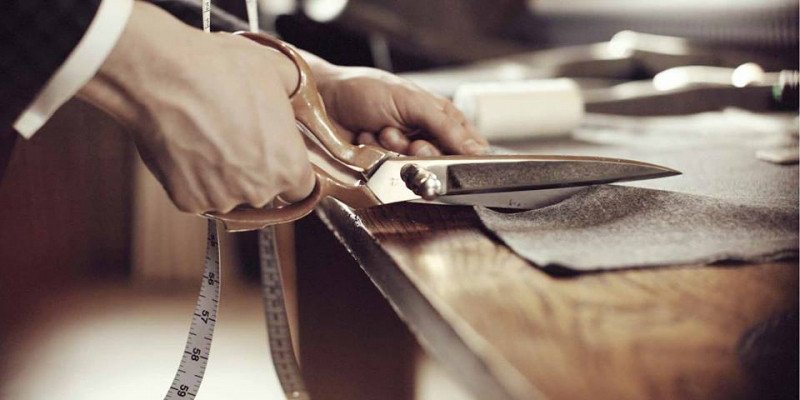 Người thợ may đang đo vải, tượng trưng cho việc cân đối các yếu tố để make ends meet.