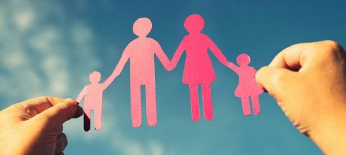 Người trẻ sử dụng điện thoại, minh họa quy tắc giới hạn thời gian dùng thiết bị điện tử trong gia đình