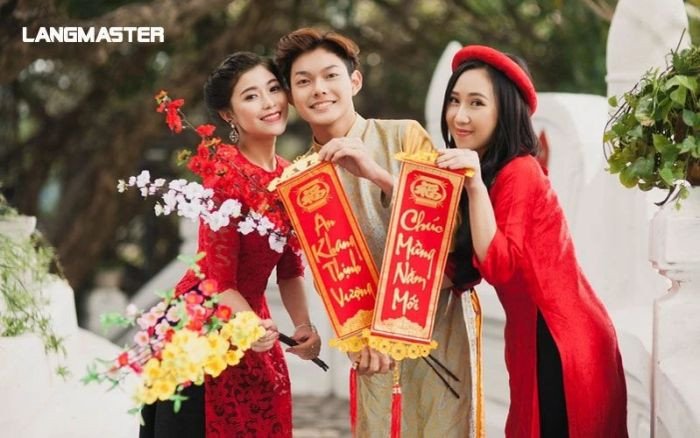 Nhóm bạn trẻ vui vẻ gửi lời chúc Tết tiếng Anh thân mật