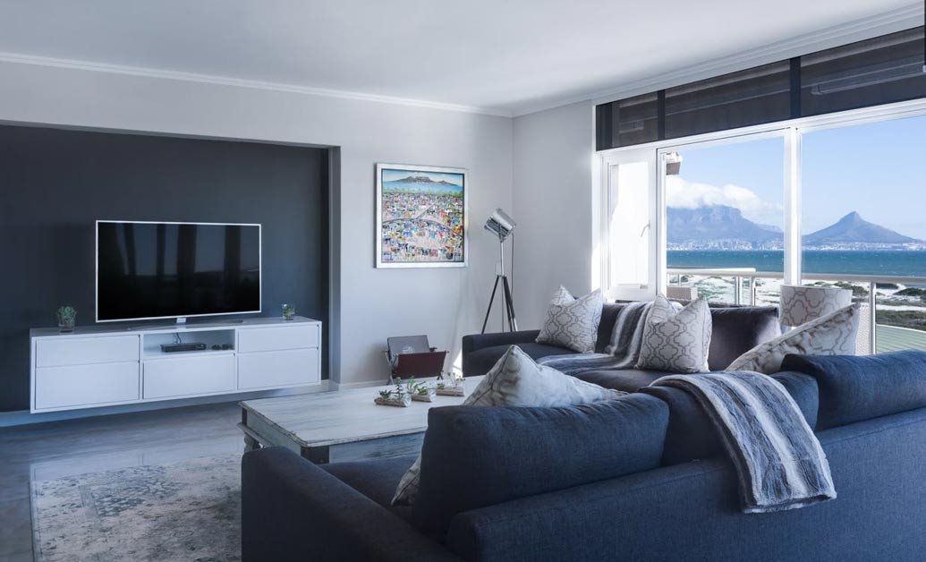 Nội thất phòng khách hiện đại với sofa, bàn trà và đèn