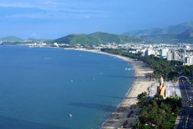Nước biển trong xanh và bãi cát vàng ở Nha Trang