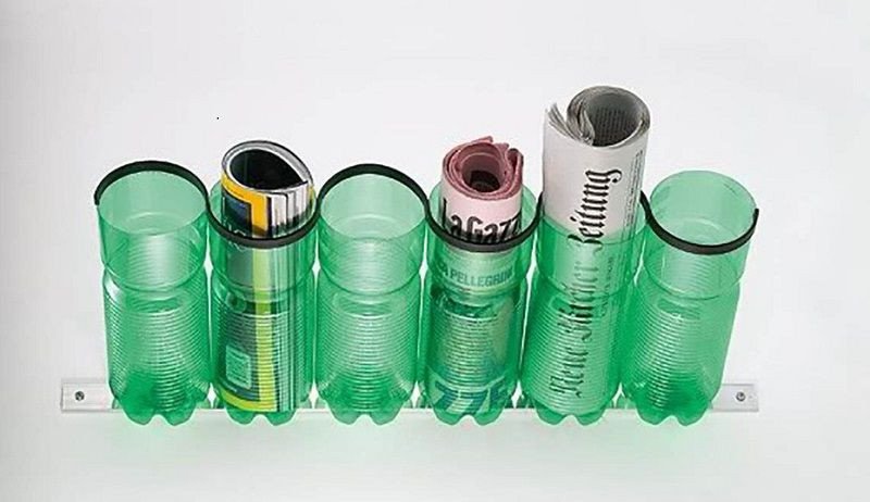 Ống đựng dụng cụ học tập làm từ chai nhựa cắt ngang, một ví dụ đơn giản về tái chế đồ dùng học tập.