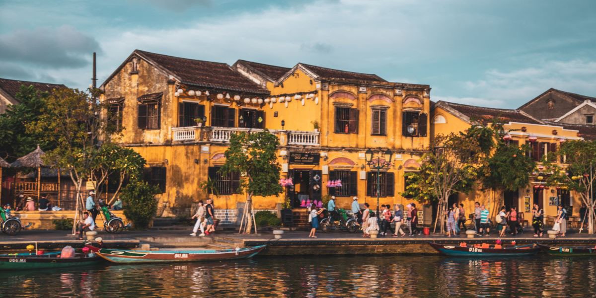 Phố cổ Hội An về đêm rực rỡ đèn lồng