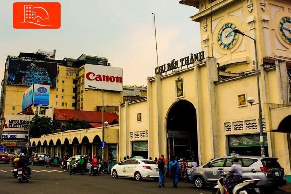 Phố đi bộ Nguyễn Huệ ở Sài Gòn đông đúc vào buổi tối