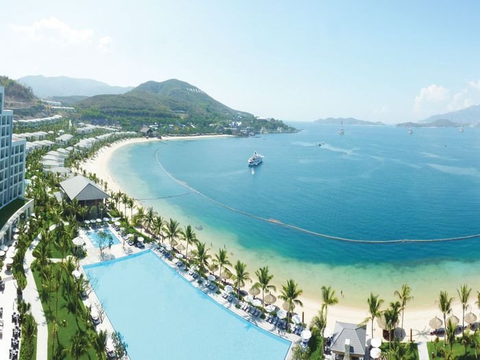 Phong cảnh Vịnh Nha Trang với những hòn đảo lớn nhỏ và du thuyền