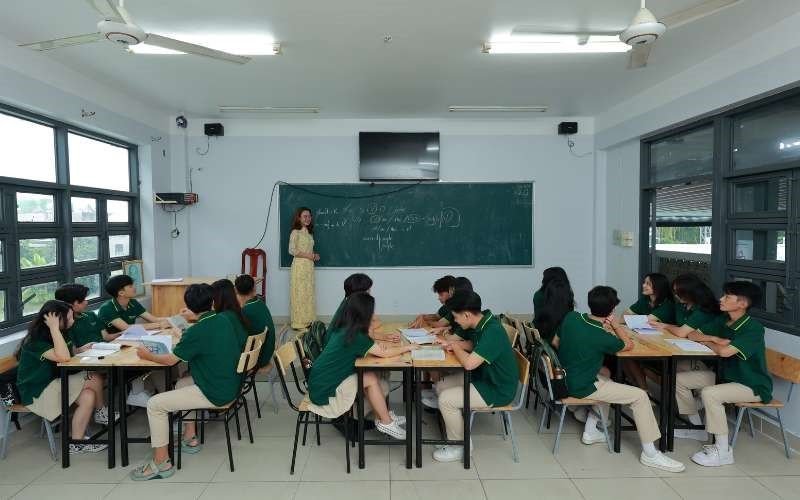 Phòng học hiện đại tại trường phổ thông quốc tế với trang thiết bị đầy đủ