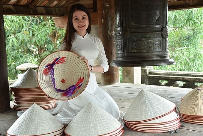 Quá trình chằm nón lá thủ công tại làng nghề truyền thống