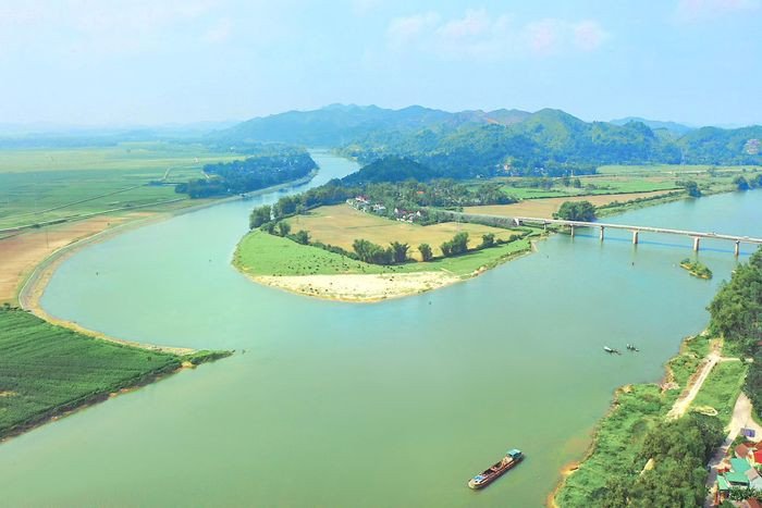 Quang cảnh thanh bình của làng quê Đức Thọ Hà Tĩnh, một bức tranh gợi cảm hứng để viết về nơi mình sống tiếng Anh