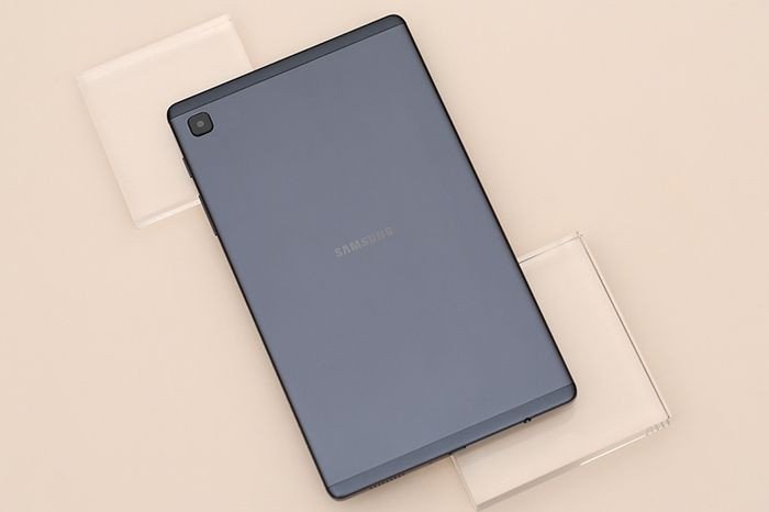 Samsung Galaxy Tab A7 Lite với màn hình lớn, hiển thị nội dung học tiếng Anh rõ nét