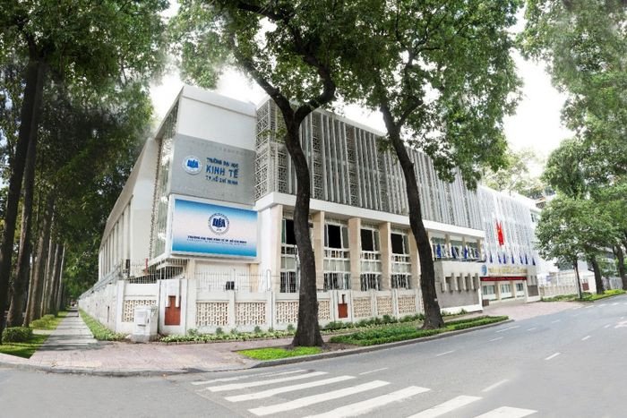 Sinh viên học nhóm trong thư viện đại học