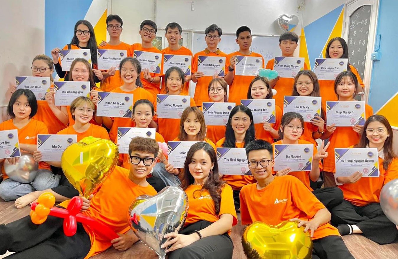 Sinh viên năng động học tiếng Anh giao tiếp tại Alibaba English Center, nâng cao kỹ năng mềm