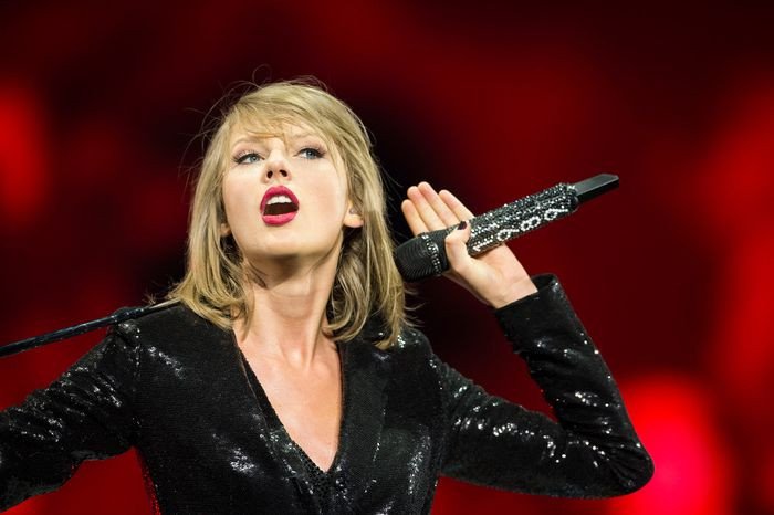 Taylor Swift trong một buổi biểu diễn lớn đầy năng lượng
