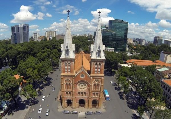 Thành phố Hồ Chí Minh rực rỡ về đêm với các tòa nhà cao tầng và ánh đèn