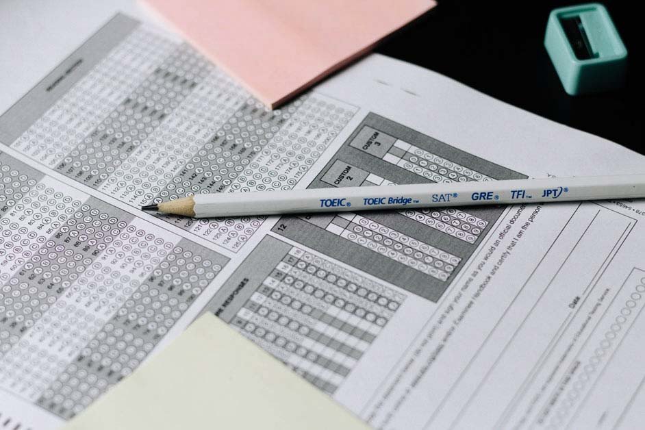 Thí sinh đang tô đáp án trên phiếu trả lời TOEIC bằng bút chì, đảm bảo tô kín và đậm ô tròn