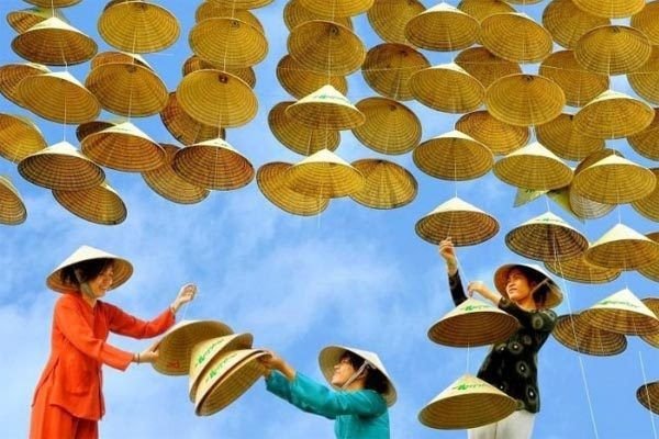 Thiếu nữ Việt Nam với nón lá và áo dài truyền thống