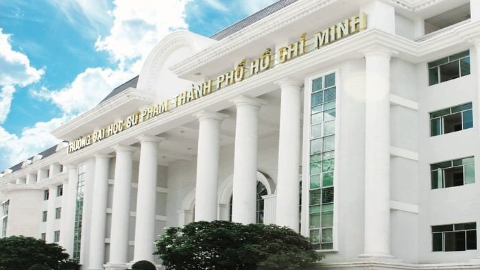 Toà nhà đại học với sinh viên đi lại, biểu tượng cho cơ sở đào tạo giáo viên tiếng Anh.