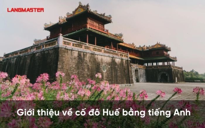 Toàn cảnh một khu vực trong Đại Nội Huế, với cổng thành cổ kính, tường gạch đỏ và cây xanh bao quanh, thể hiện kiến trúc hoàng gia