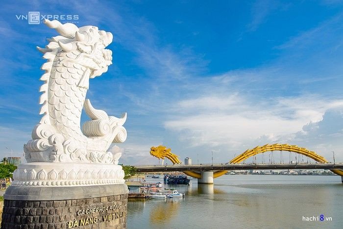 Toàn cảnh thành phố Đà Nẵng nhìn từ trên cao, sông Hàn uốn lượn
