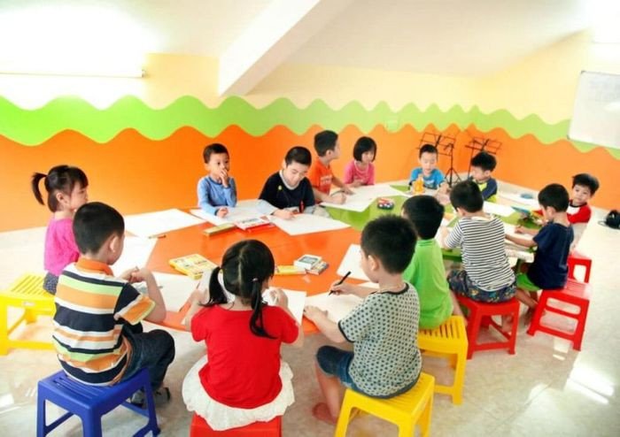 Trẻ em chơi trò bowling với thẻ tiếng Anh