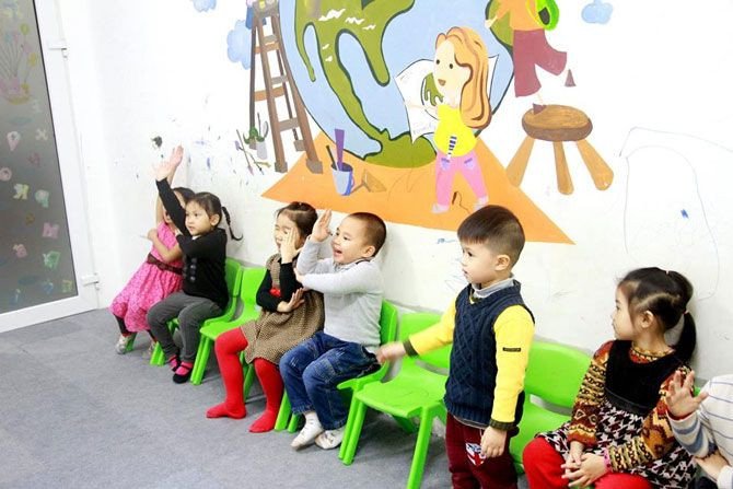 Trẻ em chơi trò đoán từ qua hành động