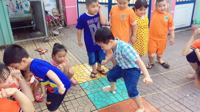 Trẻ em chơi trò đứng lên với thẻ flashcard