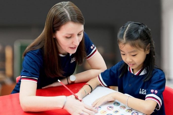 Trẻ em hào hứng học tiếng Anh qua các trò chơi tương tác trên thiết bị điện tử, phát triển kỹ năng phản xạ.