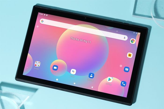 Trẻ em tương tác với ứng dụng học tiếng Anh trên màn hình cảm ứng Masstel Tab 10A