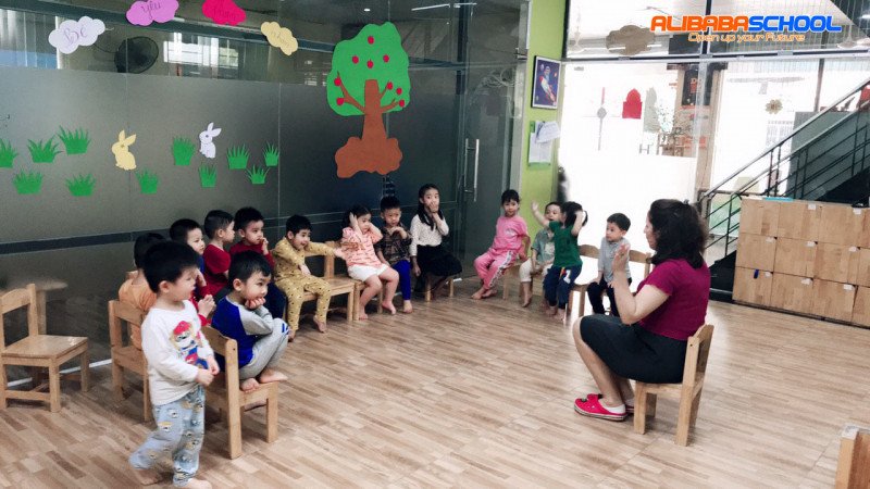 Trẻ em vui học tiếng Anh tại AlibabaSchool Ninh Bình