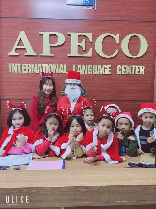 Trung tâm Anh ngữ Quốc tế Apeco với học viên chăm chú học bài