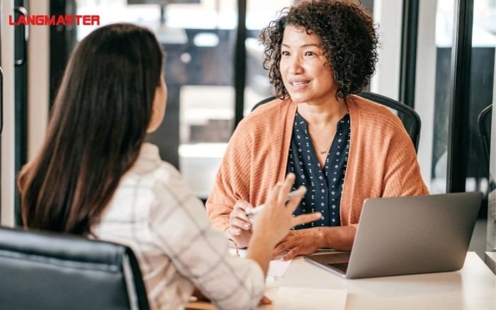 Ứng viên tự tin giới thiệu bản thân trong phỏng vấn