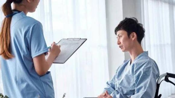 Ảnh hưởng của căng thẳng và áp lực lên giấc mơ thấy mình mắc bệnh nặng